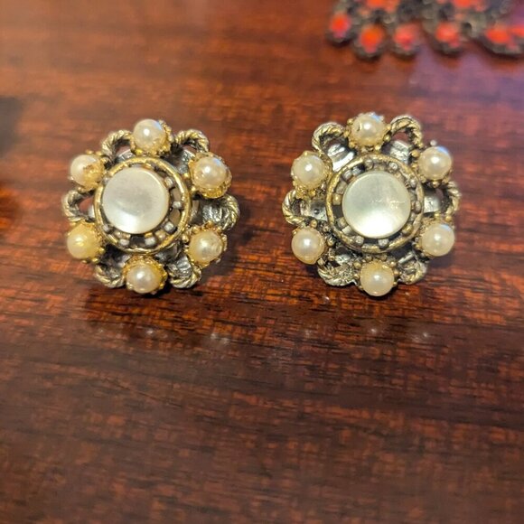 Vintage Estate Statement Earrings Faceted Faux Pearl MCM Round Cluster Gold Tone - Picture 4 of 10